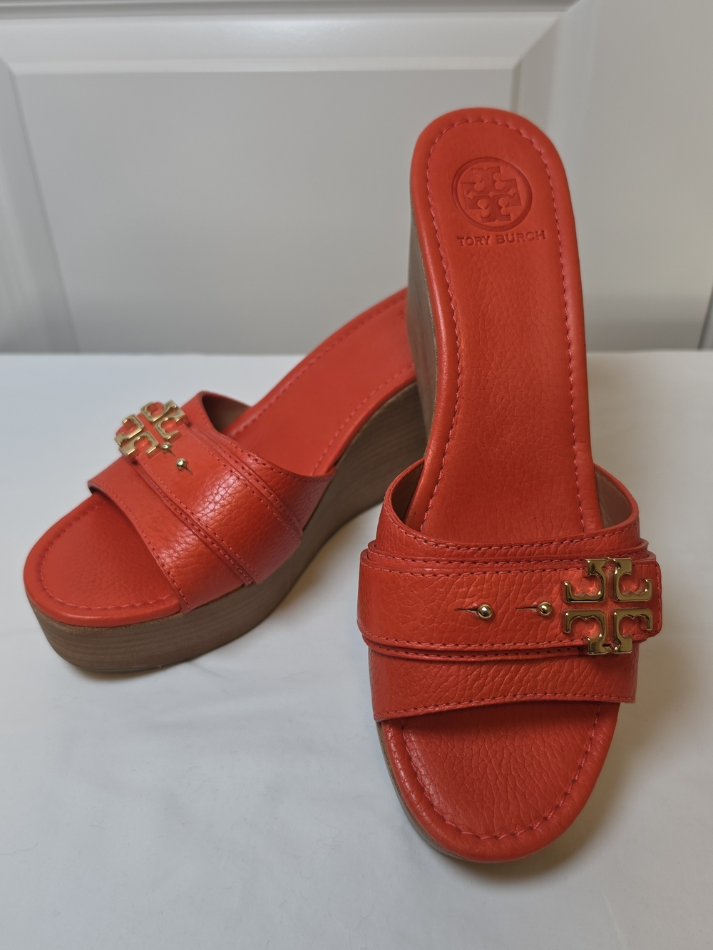 TORY BURCH CORAL ORANGE LEATHER WEDGE SLIDES GOLD LOGO PLATFORM SANDALS SIZE 11M